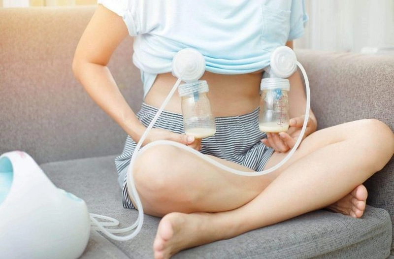 Hút sữa giúp cho bầu vú của mẹ được cân đối hơn