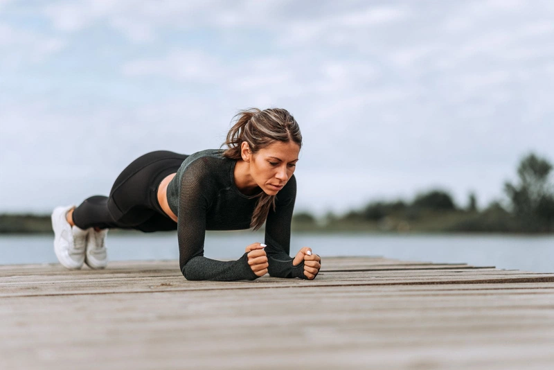 Tập plank là bài tập hỗ trợ giảm mỡ vùng bụng và giúp săn chắc cơ