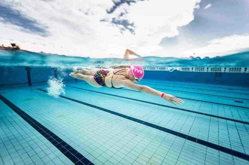 Bơi lội khi viêm tai giữa tiềm ẩn nhiều nguy cơ xấu cho sức khỏe