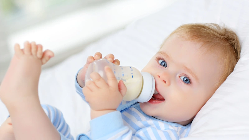 Nguy hiểm tiềm tàng khi cho trẻ sơ sinh uống nước 1