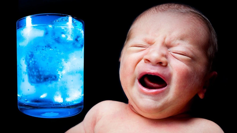 Nguy hiểm tiềm tàng khi cho trẻ sơ sinh uống nước 2