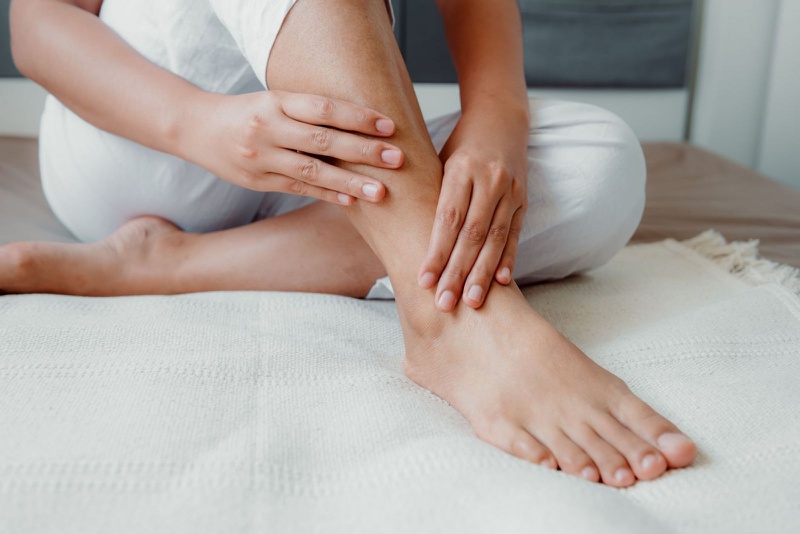 Nguyên nhân để chân lên tường bị tê chân và tư thế để chân lên tường đúng cách 1