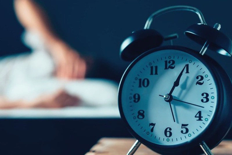 Đặt báo thức để nhắc nhở là cách trị bệnh đái dầm hiệu quả