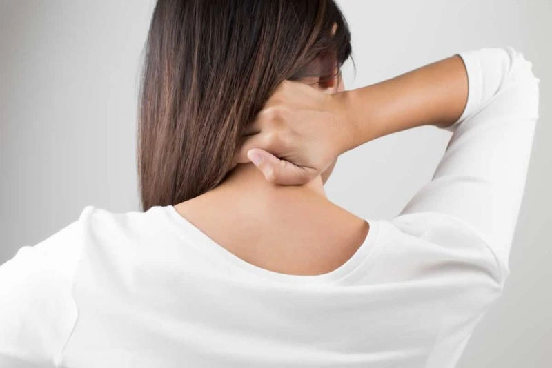 Nổi mụn sau gáy có thể nói là không ảnh hưởng quá nhiều đến thẩm mỹ nhưng lại gây ra rất nhiều cảm giác đau nhức, khó chịu