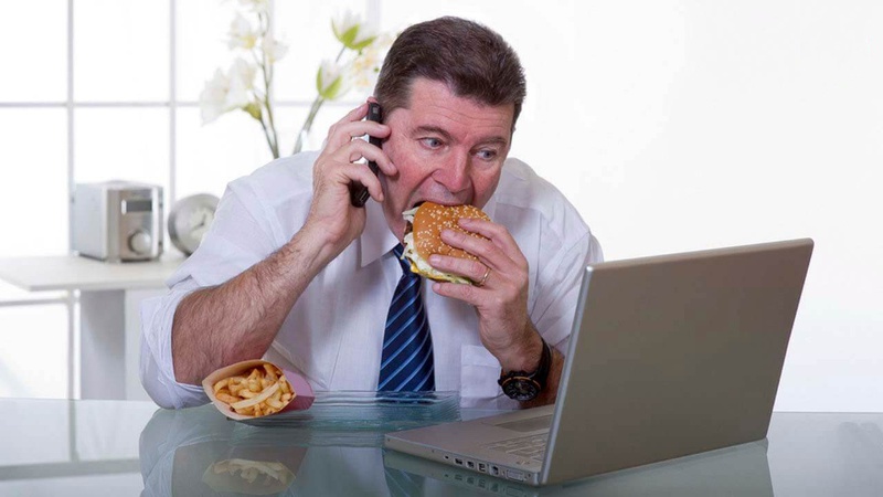 Thói quen ăn uống không khoa học cũng là một trong những nguyên nhân gây ra chướng bụng đầy hơi kéo dài