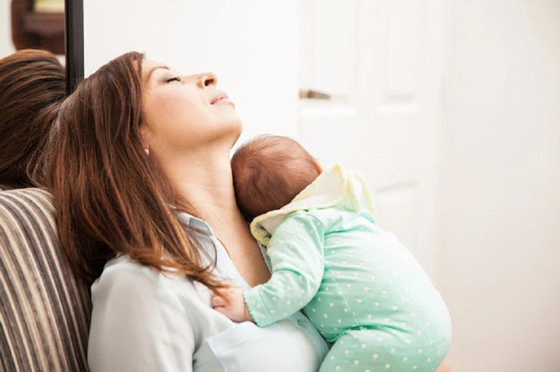 Nguyên nhân giảm ham muốn sau sinh: phụ nữ kiệt sức vì chăm con