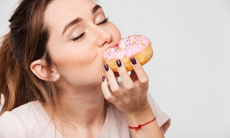 Nguyên nhân răng ê buốt​ có thể do các thực phẩm có chứa nhiều đường