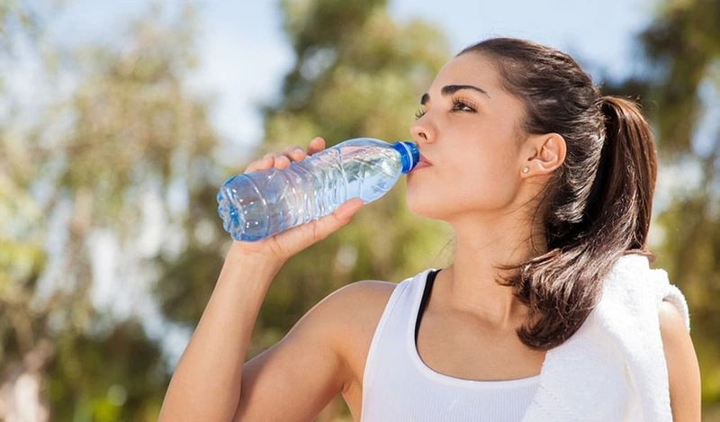 Uống nhiều nước để hạ nhiệt cơ thể khi trời nắng nóng