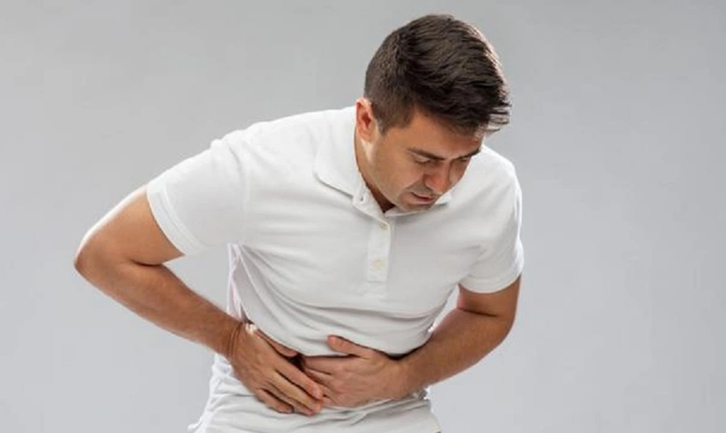 Triệu chứng bị đau sỏi mật gồm đau bụng, sốt nhẹ, rối loại tiêu hóa và vàng da