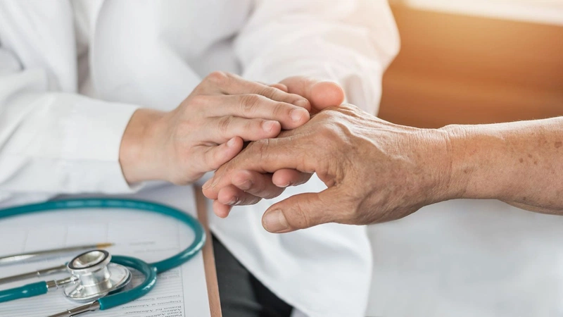 Tê đầu ngón tay là tình trạng phổ biến và là dấu hiệu của nhiều căn bệnh tiềm ẩn