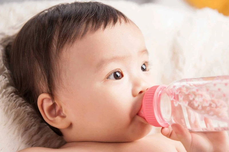 Trẻ sơ sinh đi phân xanh 7