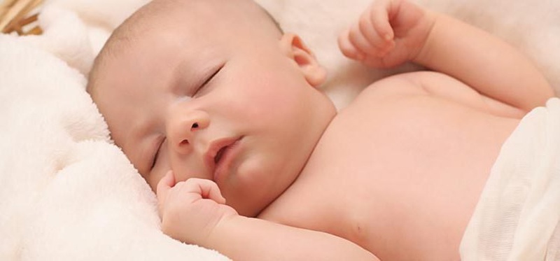 Nguyên nhân trẻ sơ sinh hay rướn hoặc vặn mình khi ngủ 1