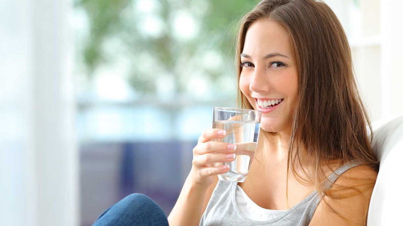 Uống đủ nước, bổ sinh vitamin là những điều cần thiết để chăm sóc môi bị bầm tím khi tiêm filler