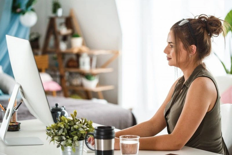 Việc tập cho mình các tư thế đứng, ngồi đúng giúp giảm đau vai trái và phải hiệu quả