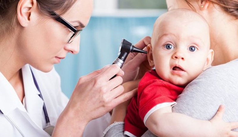 Thăm khám bác sĩ khi trẻ có dấu hiệu bị viêm tai ngoài