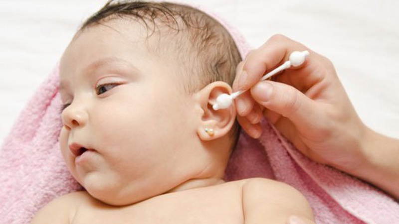 Chăm sóc vùng tai của trẻ kĩ hơn trong quá trình điều trị bệnh