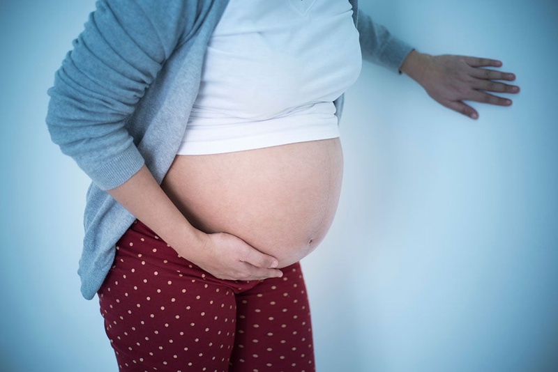 Việc đau xương mu trong thai kỳ khiến mẹ bầu di chuyển khó khăn