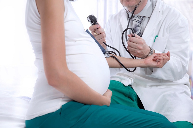 Có nhiều guyên nhân gây tụt huyết áp khi mang thai
