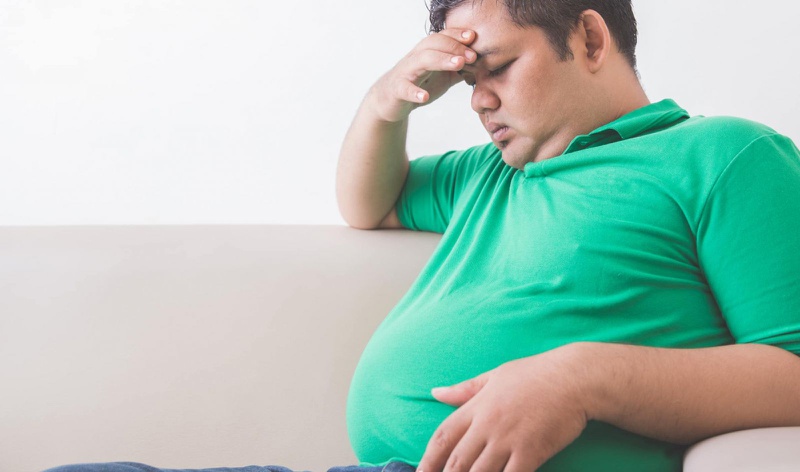 Thức khuya sẽ dễ sản sinh ra hormone thèm ăn, ăn uống quá tải gây ra béo phì.