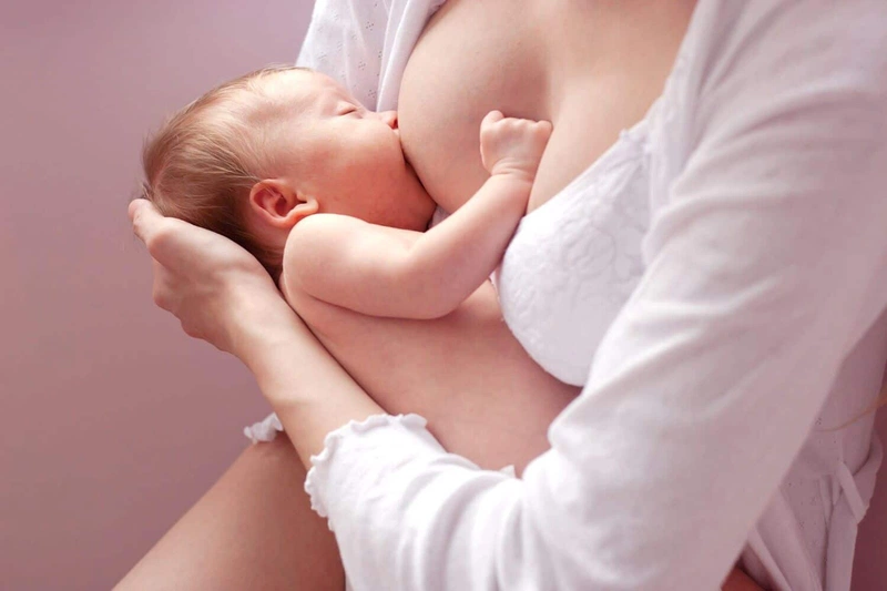 Nhận biết các tư thế đúng qua hình ảnh mẹ cho con bú 2