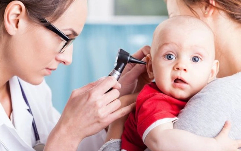 Nhận biết sớm 5 dấu hiệu con bị viêm tai giữa để có cách điều trị hiệu quả