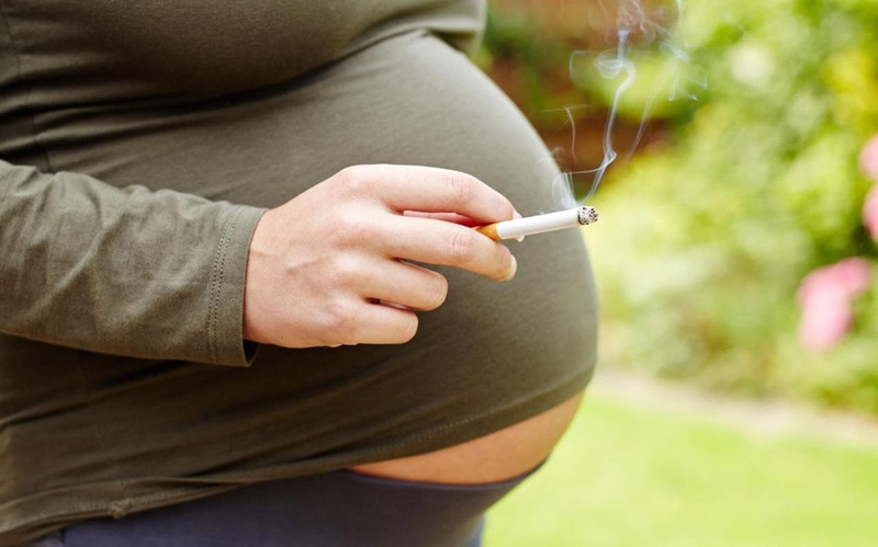 Mẹ bầu hút thuốc lá có thể gặp tình trạng nhau tiền đạo