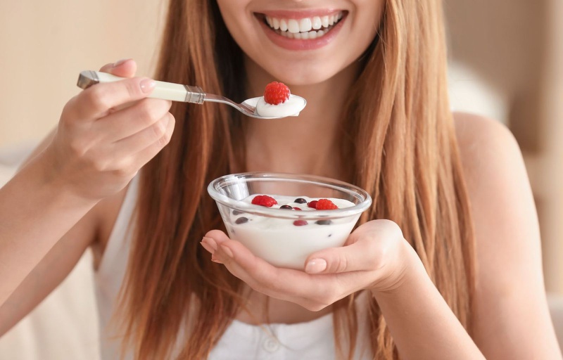Ăn sữa chua cung cấp lợi khuẩn cho đường ruột