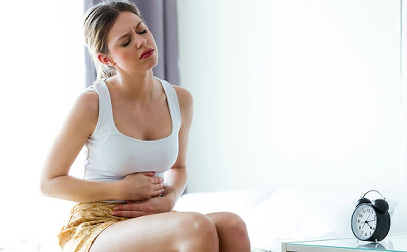 Đau bụng dưới là biểu hiện sau khi đặt thuốc phụ khoa thường gặp