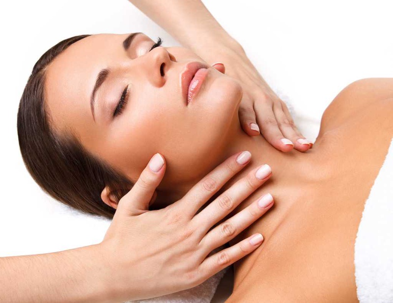 Những cách chăm sóc da cổ khỏi tình trạng mụn 2