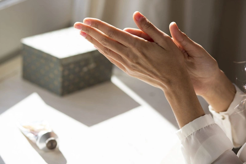 Những cách để giữ cho da tay của bạn luôn đẹp khi phải rửa tay thường xuyên 3