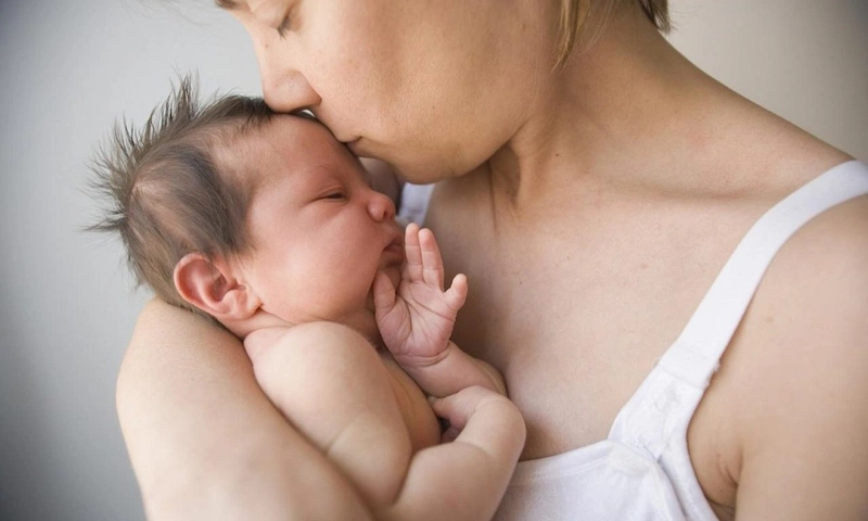 Những cách giúp hạn chế tình trạng trẻ rướn người khi ngủ 2
