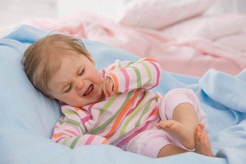 Những cách giúp hạn chế tình trạng trẻ rướn người khi ngủ 3