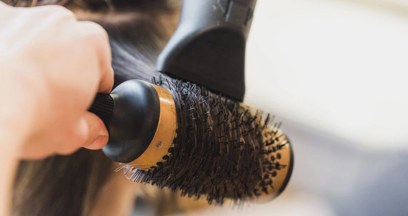 Làm tóc phồng bằng máy sấy và lô cuốn