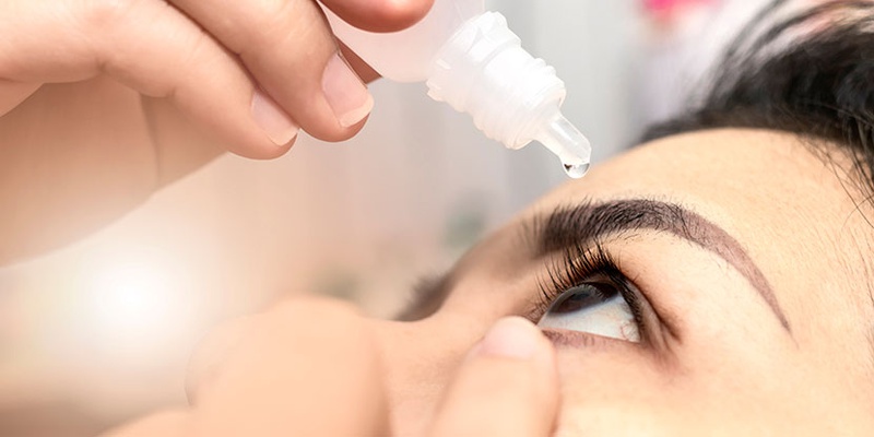 Dùng thuốc nhỏ mắt để hạn chế ngứa mắt