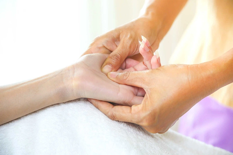 Những cách xoa bóp chữa đau cổ tay tại nhà 3