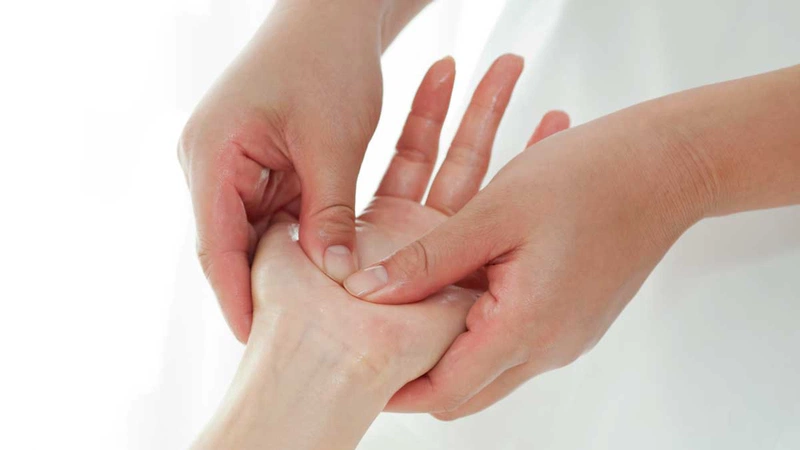 Những cách xoa bóp chữa đau cổ tay tại nhà 4