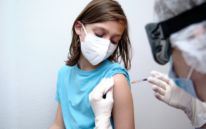 Nhiều nước trên thế giới đã và đang tiến hành tiêm vắc xin Covid 19 cho trẻ vị thành niên