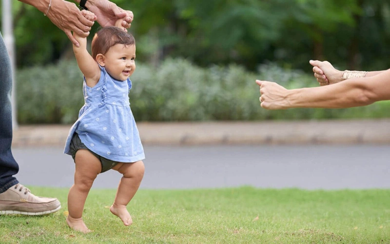 Những dấu hiệu trẻ sắp biết đi ba mẹ cần lưu ý