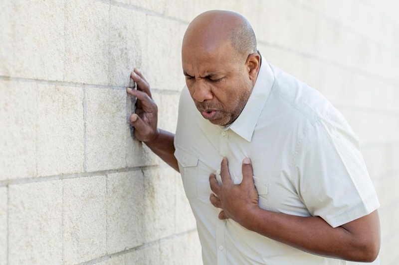 đau ngực, khó thở là dấu hiệu của tràn khí màn phổi