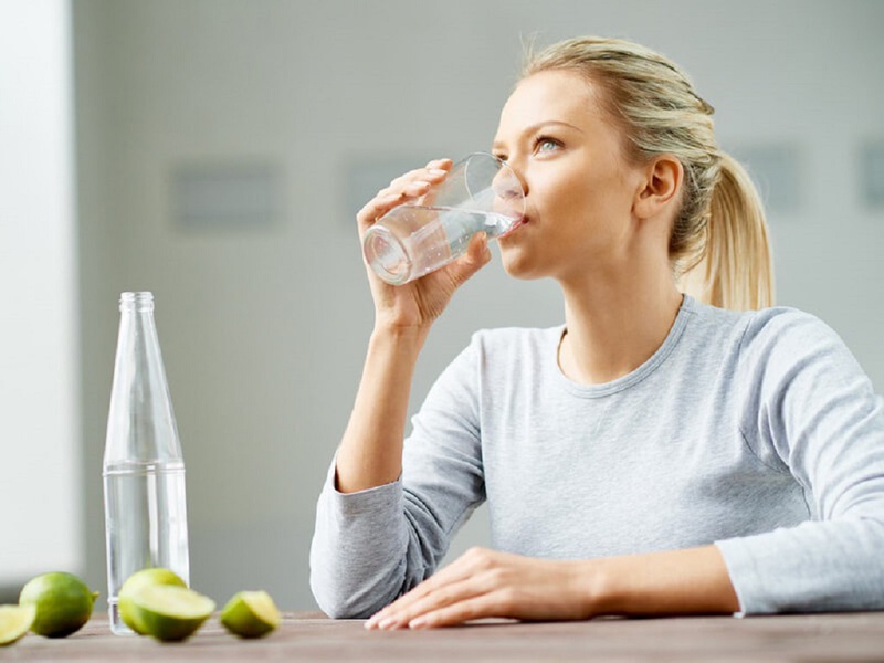 Cân bằng độ pH nước bọt bằng cách uống nhiều nước