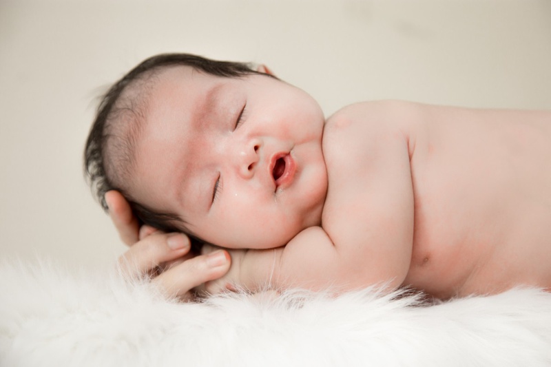 Những điều cần biết về hiện tượng bé chóp chép miệng khi ngủ
