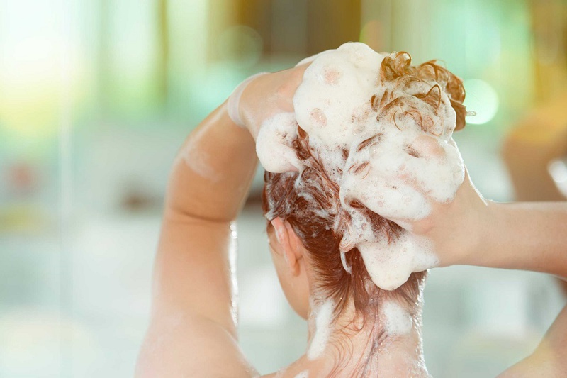 Những điều gây hại cho mái tóc mà không phải ai cũng biết 1