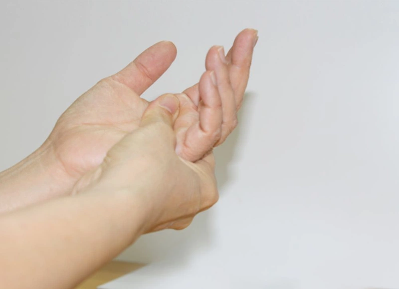 Những điều ít biết về chứng run tay chân ở người trẻ và cách điều trị hiệu quả 1