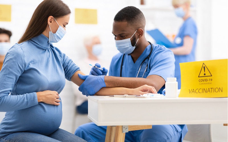 Những điều mẹ bầu cần biết khi đi tiêm phòng Covid 1