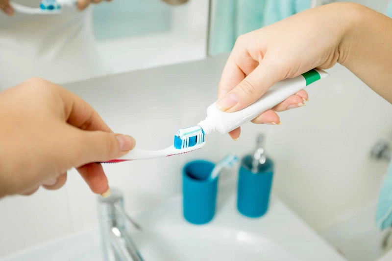 Có nên nhúng kem đánh răng vào nước trước khi đánh không