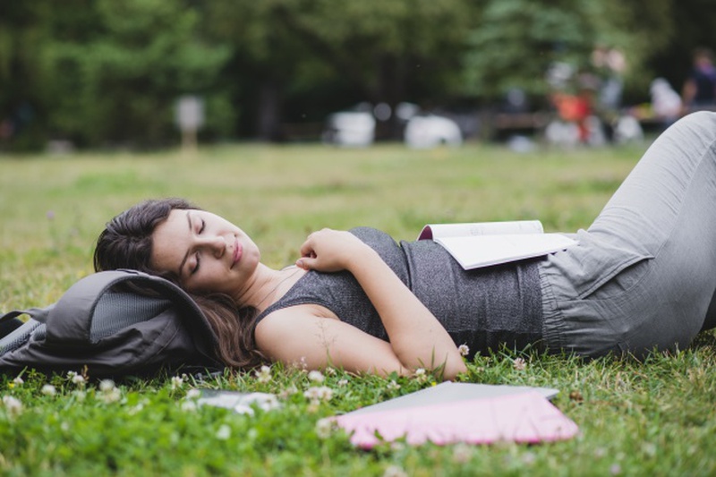 Việc hoà mình vào thiên nhiên và ngủ làm tinh thần bạn sảng khoái và giảm stress cực hay