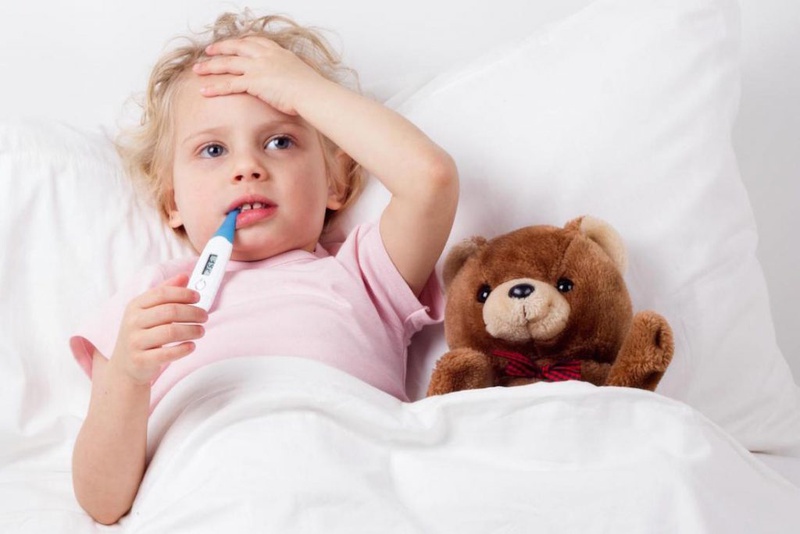 Những lưu ý cho mẹ khi áp dụng cách hạ nhiệt cho trẻ bị sốt cao