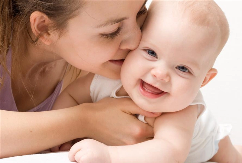 Mẹ hãy kết thúc quá trình massage bằng một nụ hôn nhẹ lên má bé
