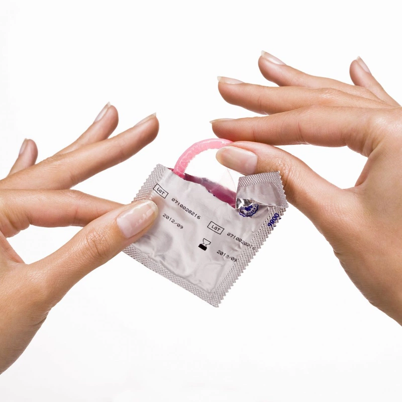 Xé vỏ bao cao su thật nhẹ nhàng
