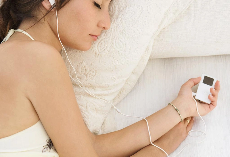Những nguy cơ tiềm ẩn khi đeo tai nghe khi ngủ 3